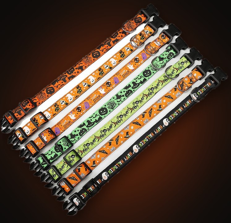 Siete diseños de collar de Halloween para perro